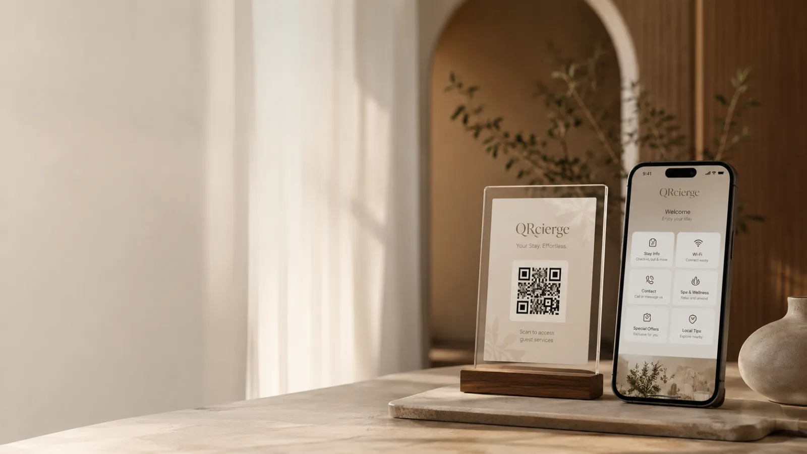 QR стойка и телефон с приложението на QRcierge върху дървена маса в светло, спокойно лоби